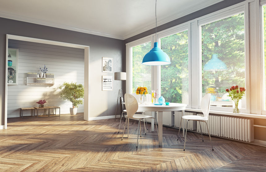 Salon avec parquet en bois 2 chaises et une table blanches